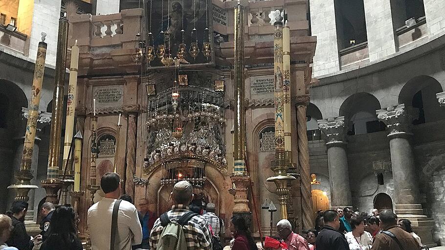 Christliche Pilger in der Grabeskirche zu Jerusalem