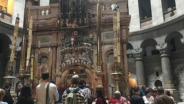 Christliche Pilger in der Grabeskirche zu Jerusalem