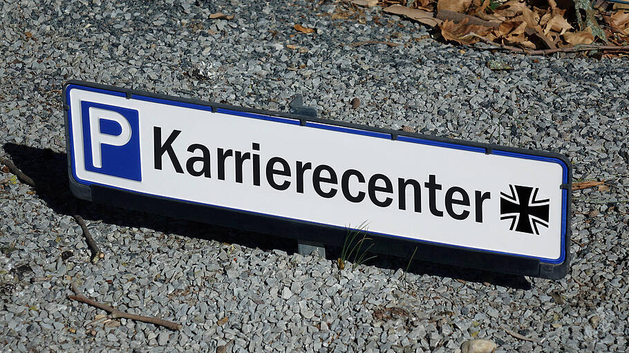 Parkplatzschild mit Karrierecenter und Tatzenkreuz