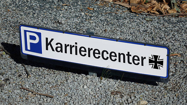 Parkplatzschild mit Karrierecenter und Tatzenkreuz