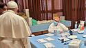 Papst besucht Corona-Impfzentrum