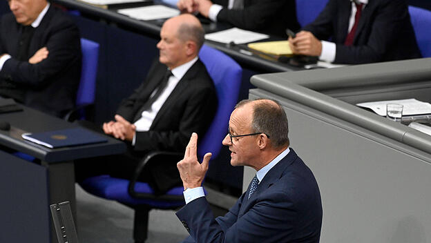 Olaf Scholz und Friedrich Merz im Bundestag