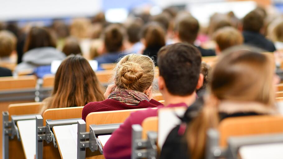 Studenten bei der Begrüßung der Erstsemster-Studenten im Hörsaal Uni Heidelberg