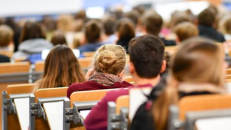 Studenten bei der Begrüßung der Erstsemster-Studenten im Hörsaal Uni Heidelberg