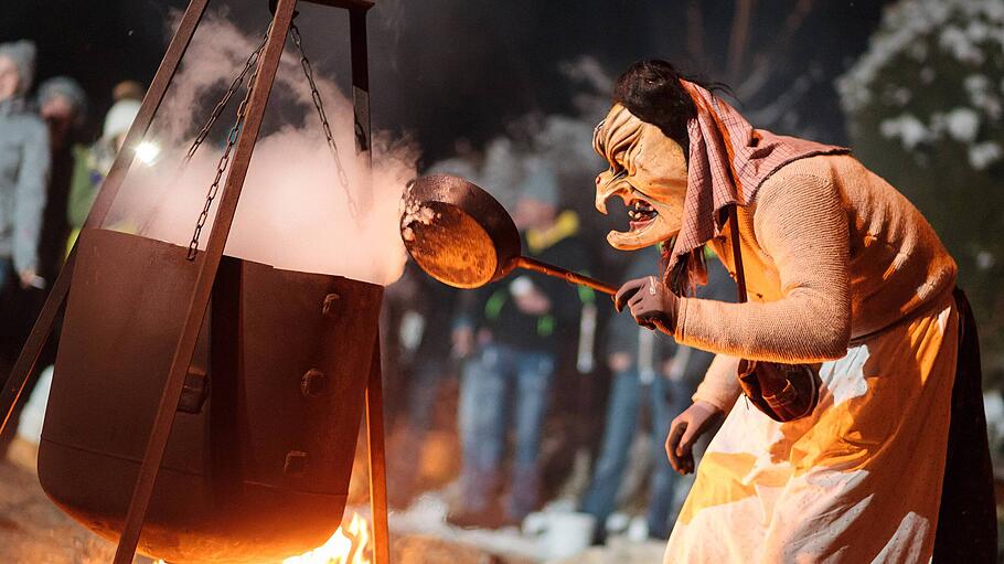 Krampuskraenzchen der Gletscherdeife - im Bild eine Hexe