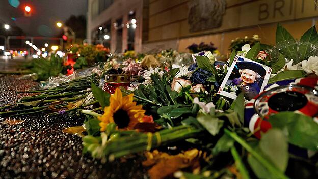 Blumen vor der Britischen Botschaft nach dem Tod von Königin Elizabeth II.