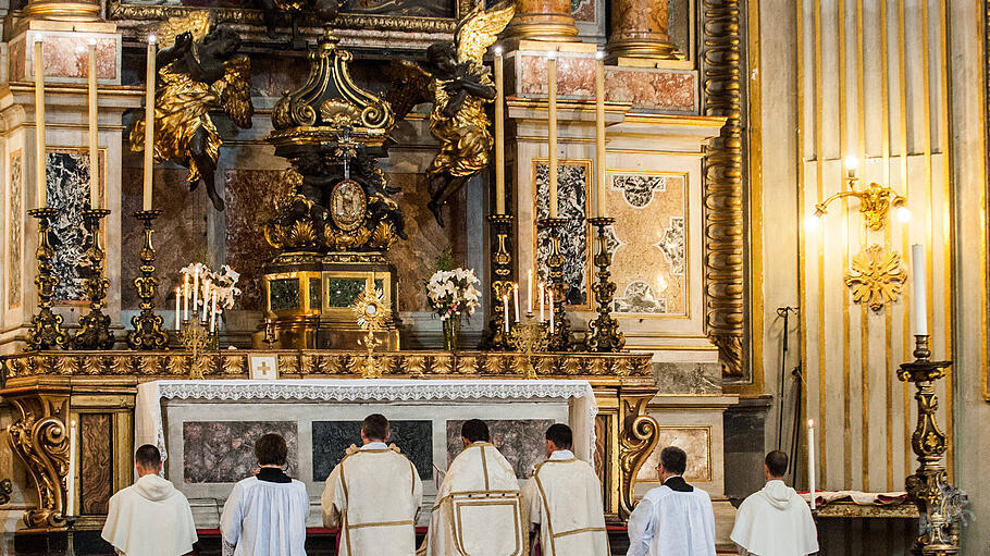 Messe im tridentinischen Ritus in der römischen Kirche Santa Maria in Vallicella.