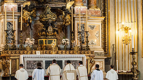 Messe im tridentinischen Ritus in der römischen Kirche Santa Maria in Vallicella.