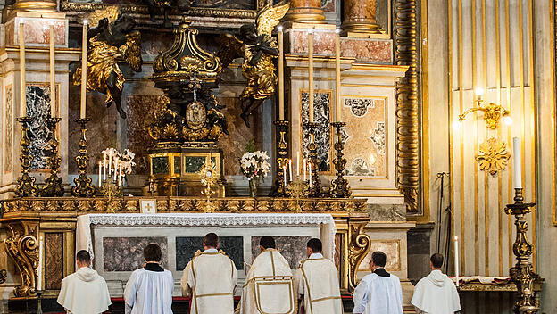 Messe im tridentinischen Ritus in der römischen Kirche Santa Maria in Vallicella.