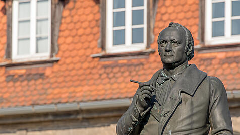 Ein Denkmal in Bayreuth für den berühmten deutschen Schriftsteller und Dichter Jean Paul Richter, der vor 200 Jahren starb.