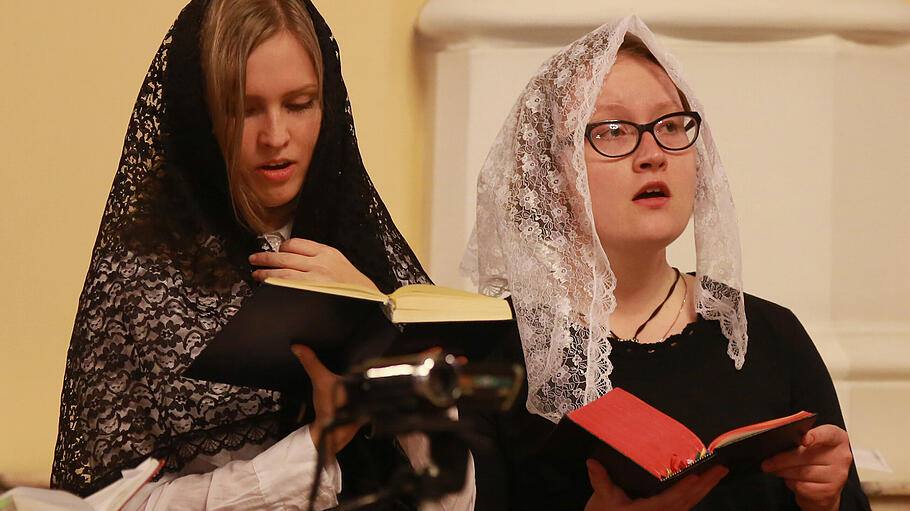 Frauen singen Kirchenlieder