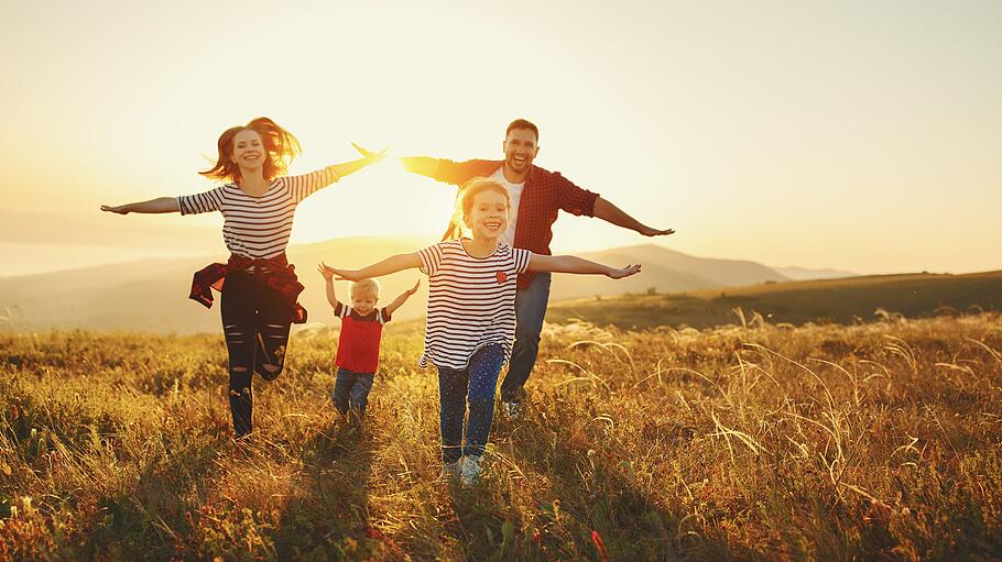 Familie im Sonnenuntergang