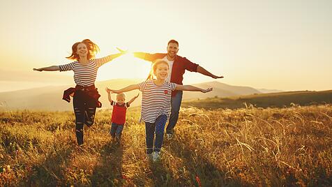 Familie im Sonnenuntergang