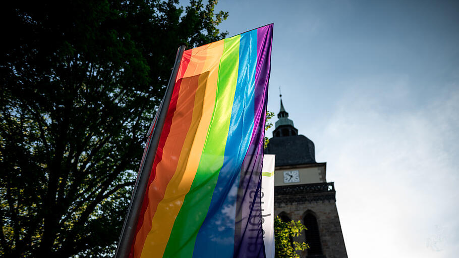 Regenbogenfahne vor der Kirche St. Amandus