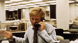 Robert Redford mimt den Reporter Bob Woodward als Teil der &bdquo;Unbestechlichen&ldquo; (USA 1976).