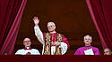 Papst Leo XIV. winkt der begeisterten Menge auf dem Petersplatz zu