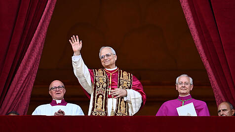 Papst Leo XIV. winkt der begeisterten Menge auf dem Petersplatz zu