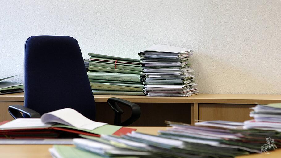 Akten auf einem Schreibtisch