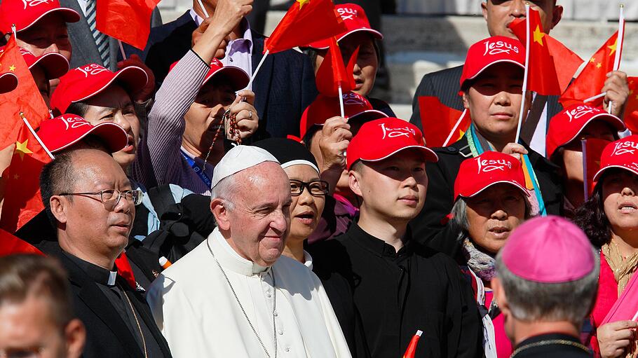 Papst Franziskus im Jahr 2016  mit Pilgern aus China