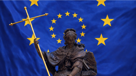 Eine enge Verbindung: Die Europa-Flagge und die Kanzel-Madonna aus der Br&uuml;sseler Kathedrale.