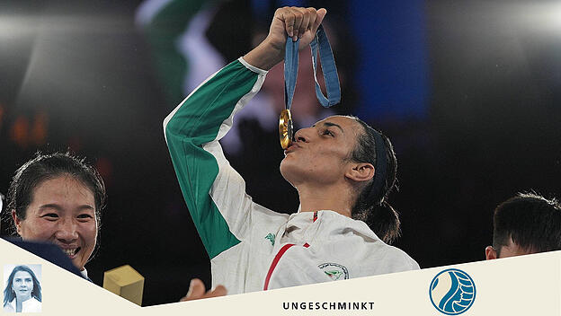 Gold-Boxerin Imane Khelif küsst ihre Medaille bei den Olympischen Spielen