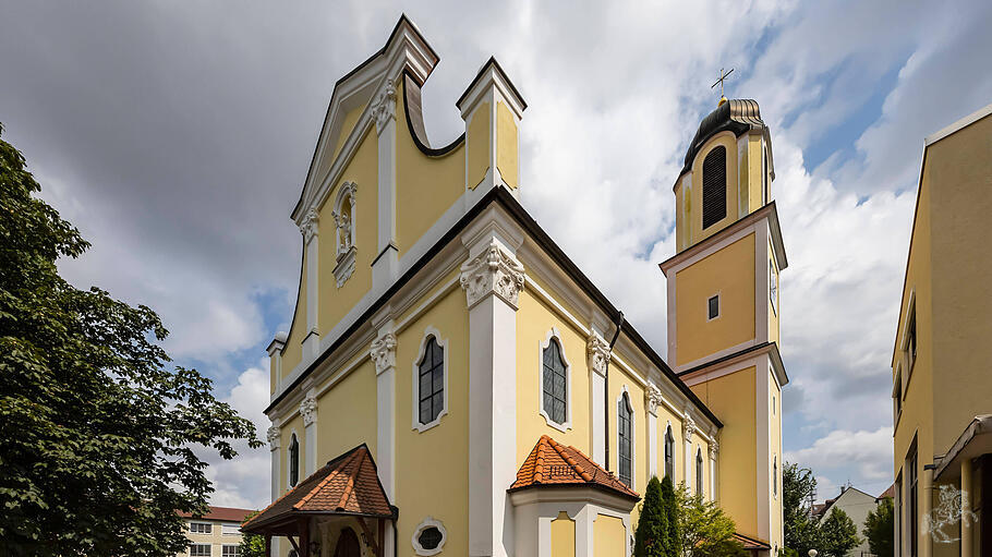 Kirche St. Mariae Himmelfahrt. Kirche im Stil des Neo-Barock. Sitz des deutschen Distrikts der Piusbruderschaft Pius X.