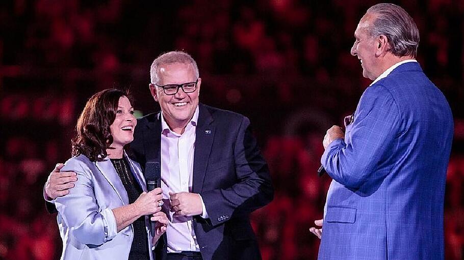 Scott Morrison mit Frau Jenny und Pastor Brian Houston