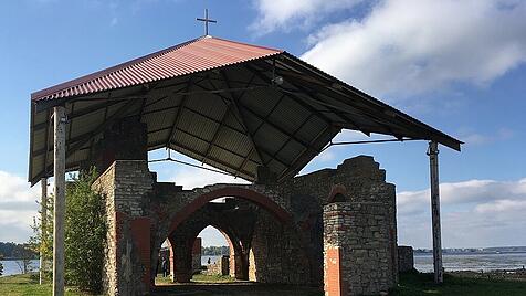 Kirchenruinen auf der Insel Lettland St. Meinard Ikskile