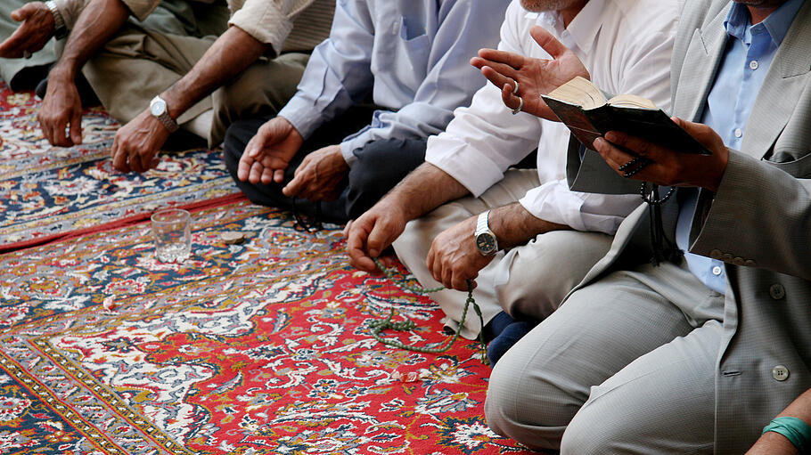 Lamenting muslims in mosque
