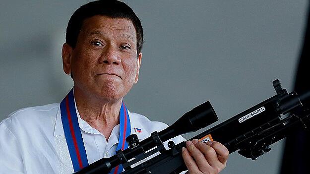 Rodrigo Duterte lässt sich nicht nur gerne mit Waffen ablichten.
