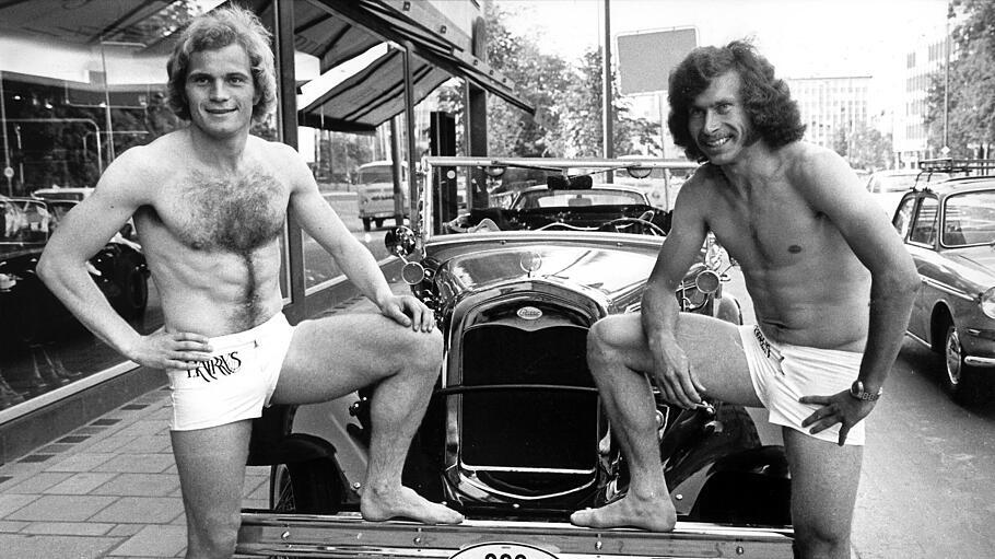 Fußballer Hoeneß und Breitner 1973 in Badehose