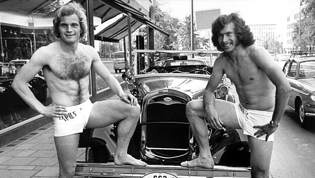 Fußballer Hoeneß und Breitner 1973 in Badehose