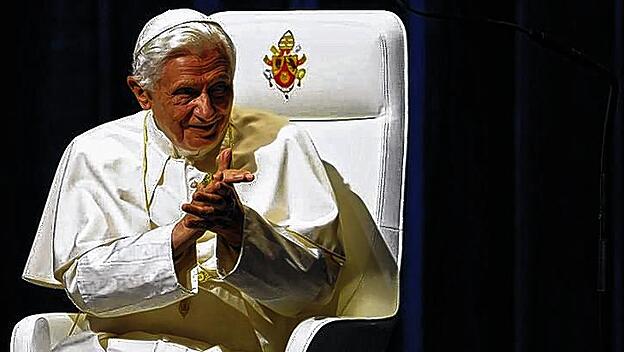 Papst Benedikt XVI. nach seiner Freiburger Rede im Konzerthaus über die Entweltlichung der Kirche.