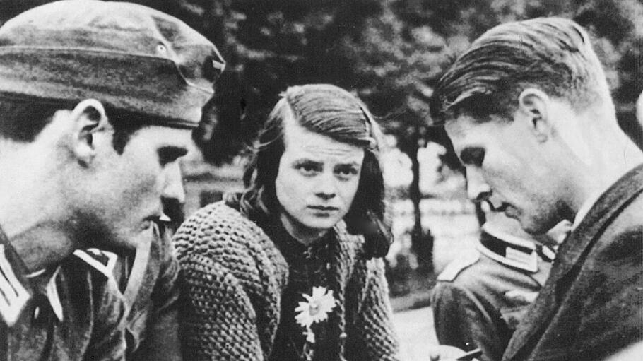 Sophie Scholl zwischen ihrem Bruder Hans und Christoph Probst