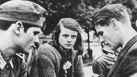 Sophie Scholl zwischen ihrem Bruder Hans und Christoph Probst