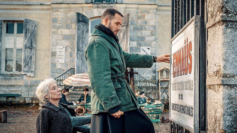Filmszene mit Benjamin Lavernhe als Abbé Pierre