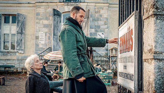 Filmszene mit Benjamin Lavernhe als Abbé Pierre