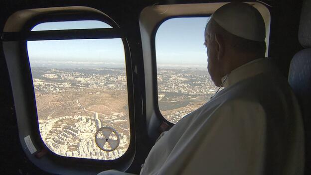 Papst Franziskus bei einer Flugreise