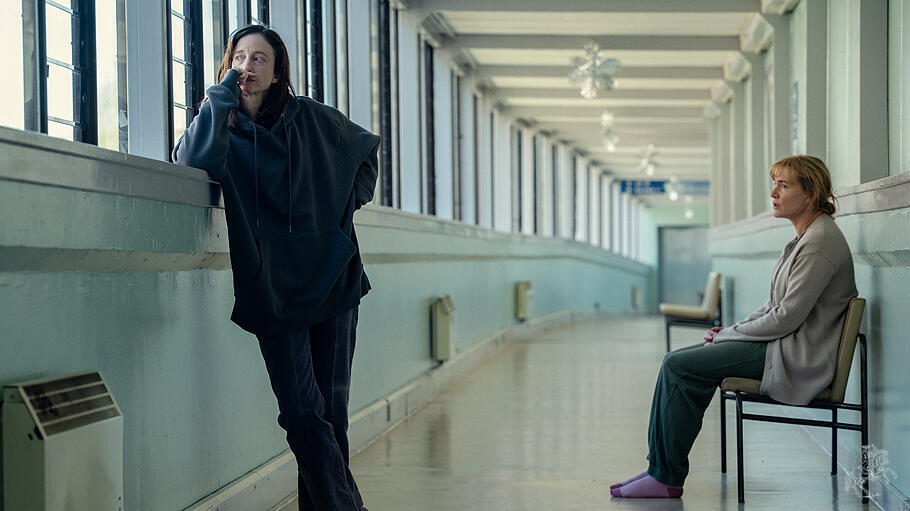 Zwei erwachsene Schwestern, Molly (Andrea Riseborough, links) und Julia (Kate Winslet), die einander entfremdet waren, finden den Mut zur Vers&ouml;hnung.