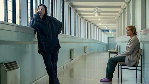 Zwei erwachsene Schwestern, Molly (Andrea Riseborough, links) und Julia (Kate Winslet), die einander entfremdet waren, finden den Mut zur Vers&ouml;hnung.