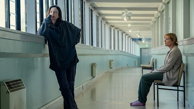 Zwei erwachsene Schwestern, Molly (Andrea Riseborough, links) und Julia (Kate Winslet), die einander entfremdet waren, finden den Mut zur Vers&ouml;hnung.