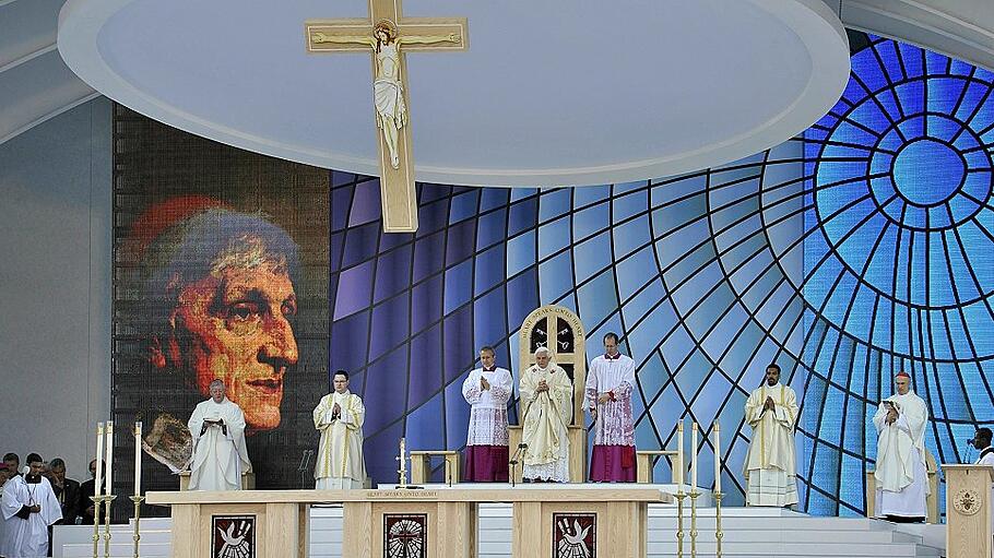 John Henry Newman im Hintergrund