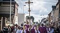 Prozession anlässlich der Wiedereröffnung der Kirche in Saint-Étienne-du-Rouvray