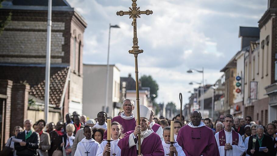 Prozession anlässlich der Wiedereröffnung der Kirche in Saint-Étienne-du-Rouvray