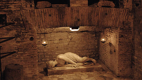Das Grab der heiligen Märtyrerin Caecilia in den Katakomben des Callixtus in Rom.