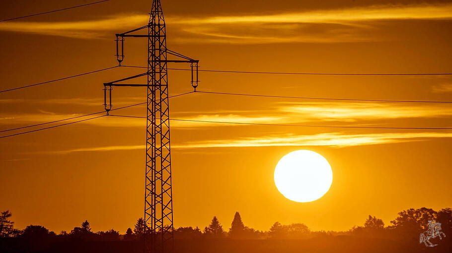 Strommast in der Abendsonne kurz vor Sonnenuntergang, Taufkirchen bei München