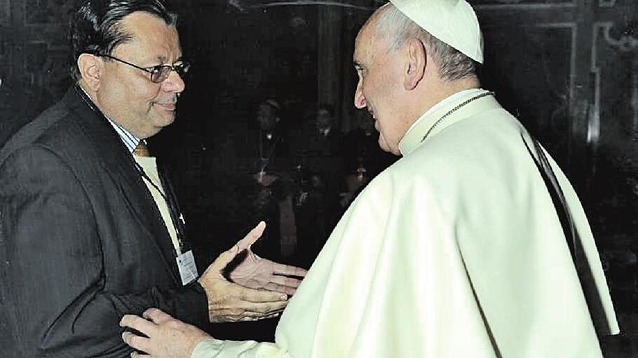 Papst Franziskus und Américo Pablo López-Ortiz