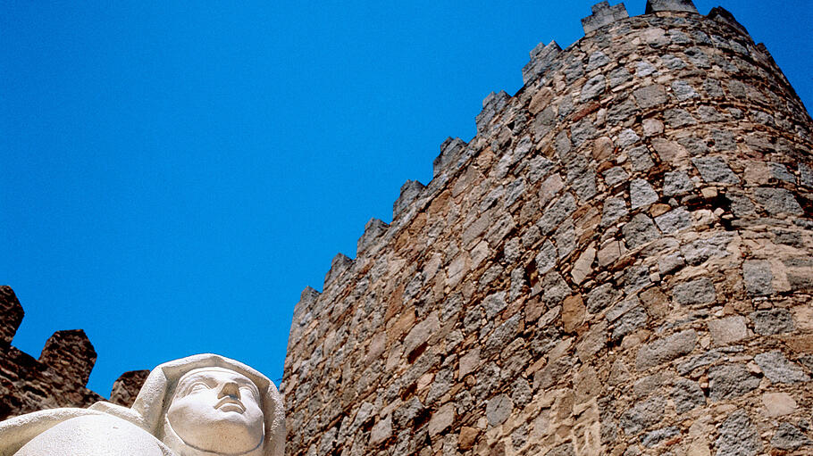 Statue der Heiligen Teresa von Avila an der Stadtmauer, Avila. Kastilien-Leon, Spanien (Linh Hassel)