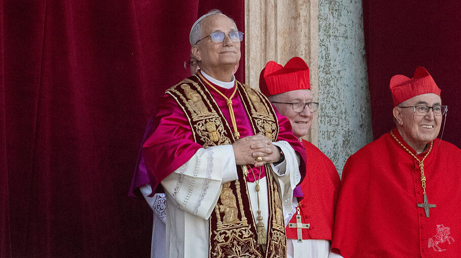 Leo XIV. auf dem Balkon des Petersdoms