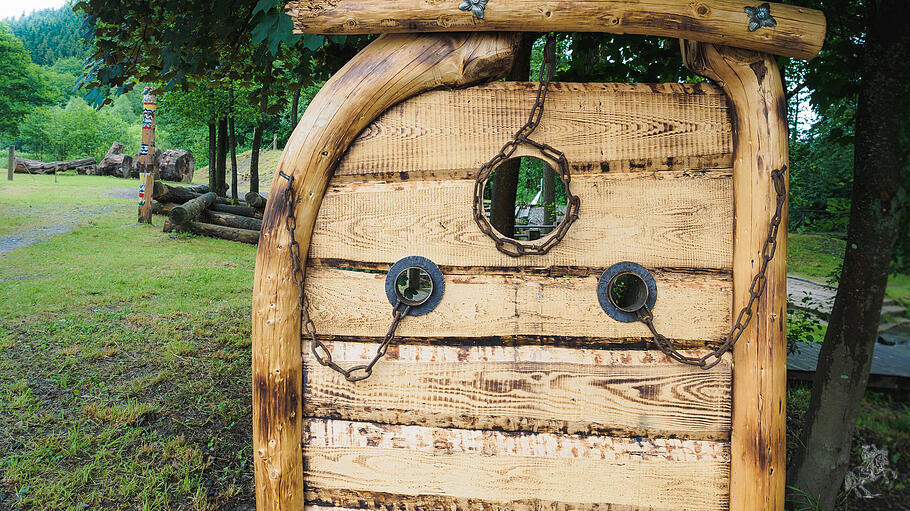 Ein hölzerner Pranger mit Eisenketten ist am 21.06.2016 in Wallenfels (Bayern) auf einem Spielplatz zu sehen.